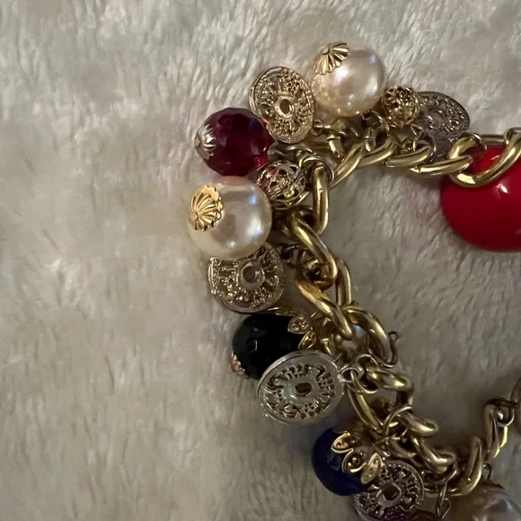 Vintage 1980s  Matte Gold Toned Charm Bracelet. - Picture 4 of 4